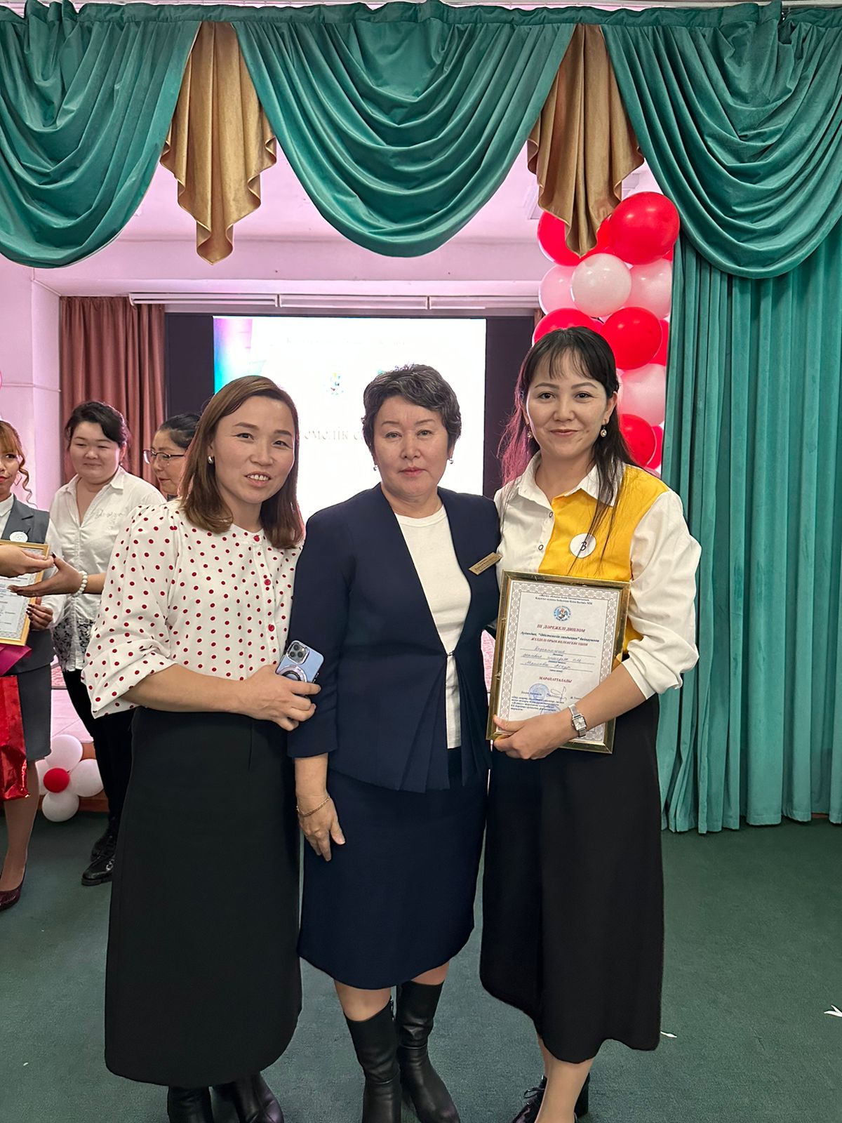 Құттықтаймыз!!! 22-ші қазан күні аудандық "Әдістемелік сандықша"конкурсында мектеп дефектологі Мәметбек Айнұр жүлделі 3-орынды иеленді.Шығармашылық табыс тілейміз! алар  асуларыңыз көп болғай...