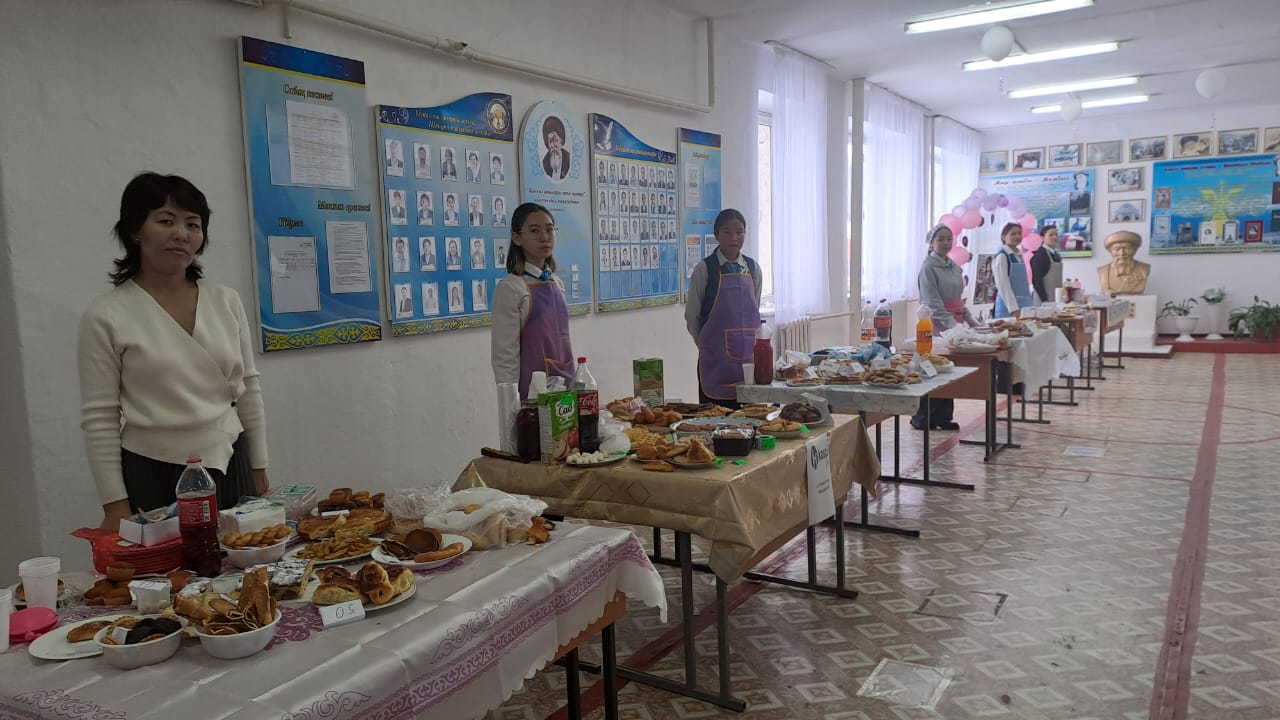 Әлеуметтік педагог Кунай Гүлмайраның ұйымдастыруымен "Тәттілер" жәрмеңкесі өткізілді. Мақсаты: мектептегі әлеуметтік осал топтағы оқушыларға көмектесу, қолдау